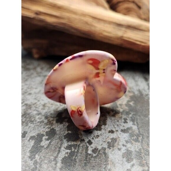 Large Vintage Heart-Shaped‎ Floral Resin Ring Size 7 / Romantic - Picture 2 of 3